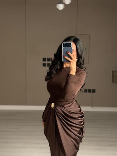 فستان بني ناعم بقصة درابيه ملفوفة عند الخصر