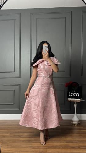 فستان للعمر المحير بلون وردي من لوكا فاشن