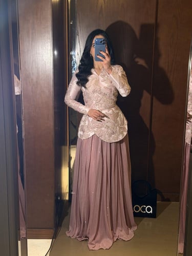 طقم سهرة نسائي ناعم مكون من جاكيت مطرز وتنورة طويل...