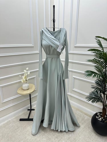 فستان ناعم يكسره جانبيه