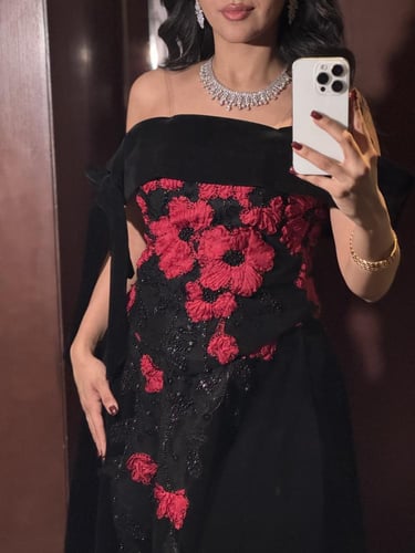 طقم سهرة أسود طويل مزين بزخارف من الورود الحمراء