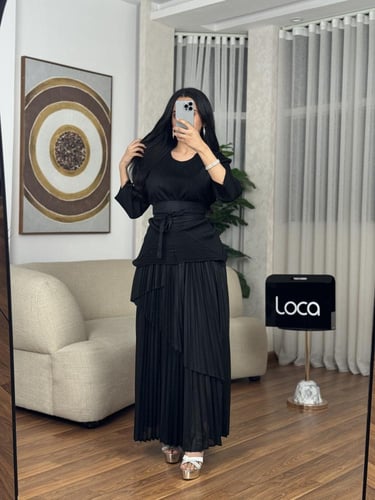 طقم تنوره وبلوزه مع حزام باللون الأسود