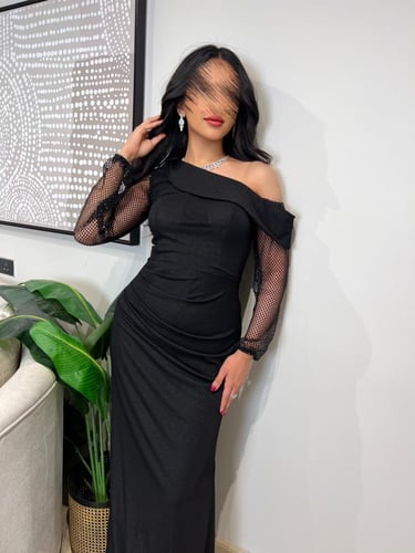 فستان أسود بأكمام شفافة للمناسبات الأنيقة