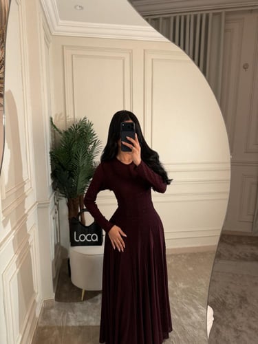 فستان ناعم بلون عودي مع أكمام