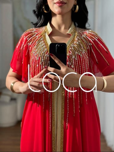 جلابية باللون الأحمر