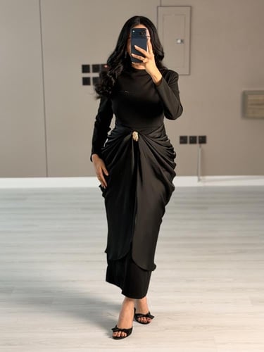 فستان اسود ناعم بقصة درابيه ملفوفة عند الخصر