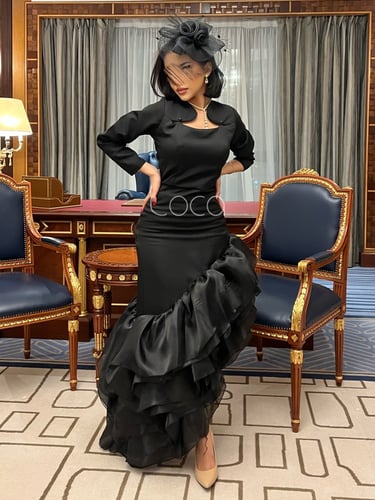 فستان اسود بقصة مائلة