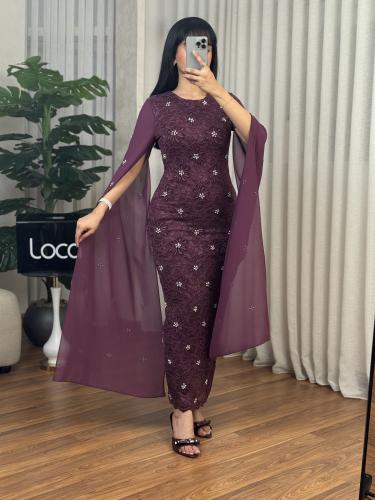 فستان انيق ارجواني اللون مزين بتطريزات