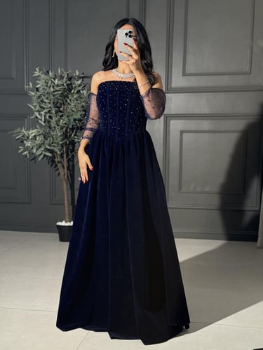 فستان سهرة شتوي مخمل لون كحلي بقصة أوف شولدر