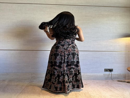 فستان سهرة اسود مميز بتشجيرة خلفيه راقي