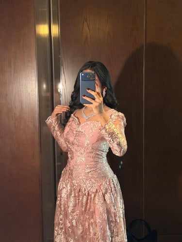 فستان سهرة وردي دانتيل بأكمام طويلة