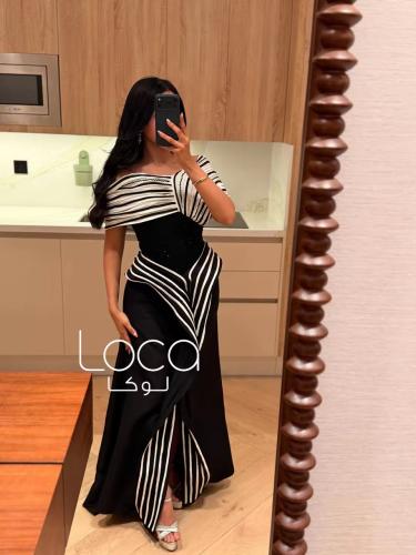 فستان سهرة أسود وأبيض مخطط بكتف واحد