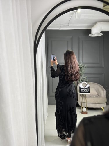 فستان ناعم بلون الاسود من لوكا