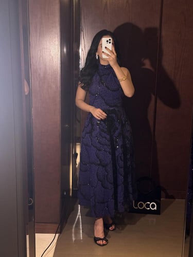 طقم سهرة ناعم طويل لون ليلكي بتطريزات ورود باللون...