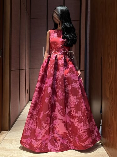 فستان مشجر مميز بطيات على الخصر