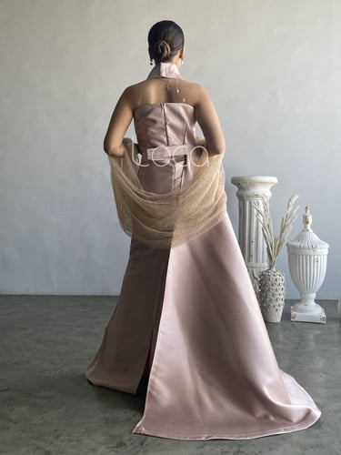 فستان وردي بياقة عالية