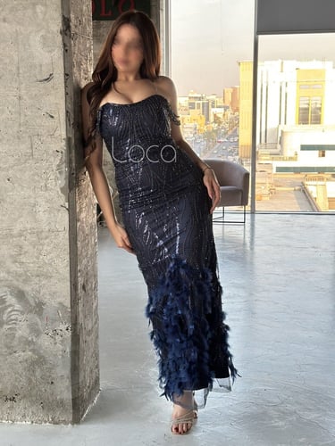 فستان انيق مميز بتطريز ولمسات من الريش