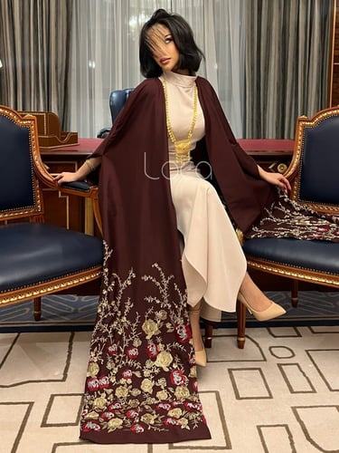 بشت انيق بتطريز من اللون الذهبي