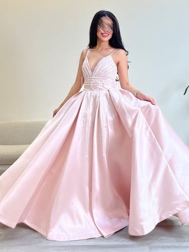 فستان وردي مميز بتطريز طولي