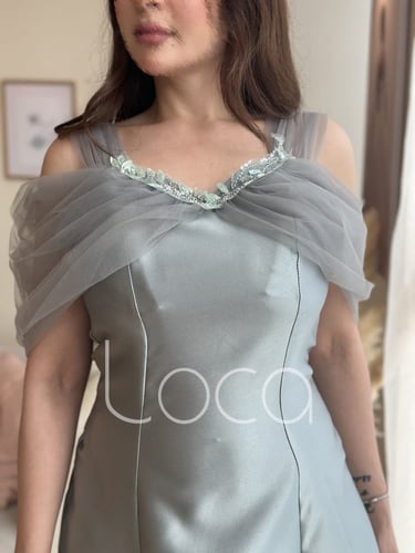 فستان ناعم بلمسات انيقة من التل