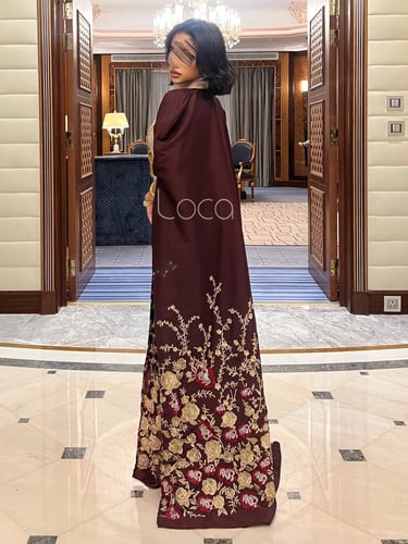 بشت انيق بتطريز من اللون الذهبي