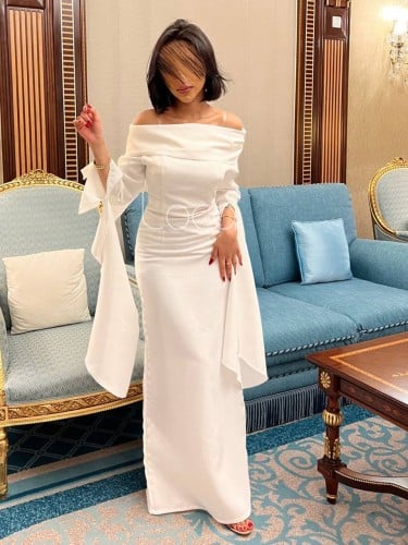 فستان ابيض انيق بتصميم ناعم