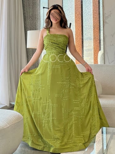 فستان بكتف واحد مميز بتطريز انيق