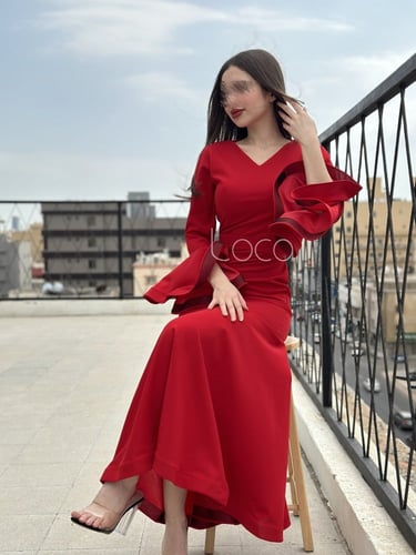فستان احمر ناعم بأكمام طويلة