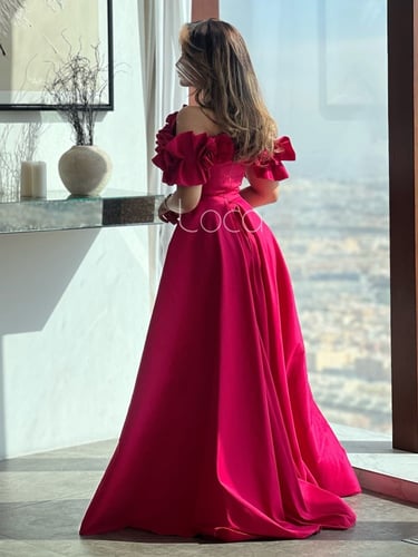 فستان فوشي عاري الكتف بلمسات ورود