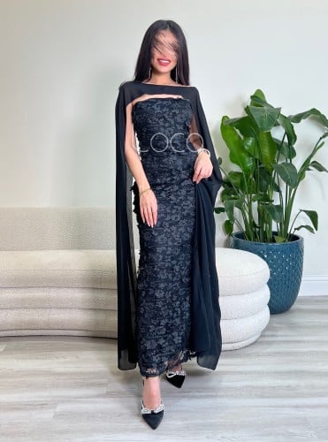 فستان اسود بنمط ورود