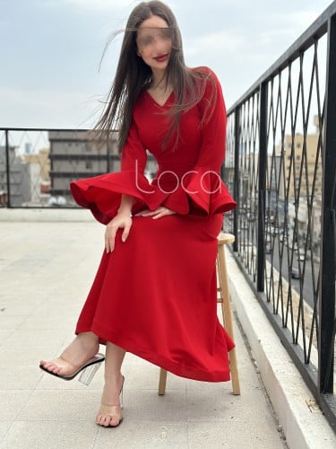 فستان احمر ناعم بأكمام طويلة