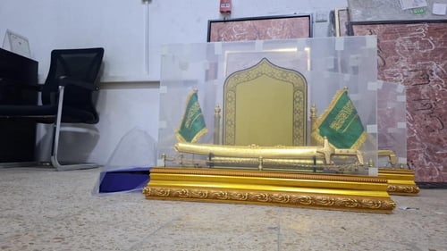 درع مع سيف وعلم ونخلة بقاعدة خشبية