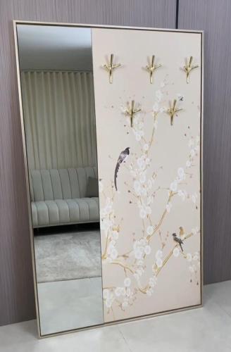 لوحة فنية مع مرايا وعلاقات