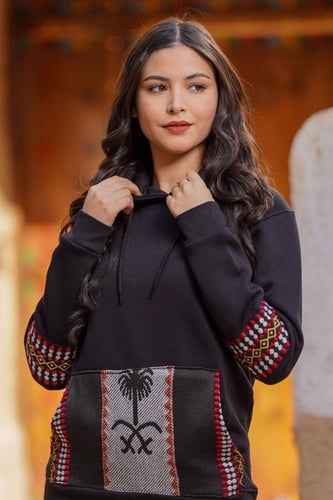 بلوفر أسود بهوية يوم التأسيس