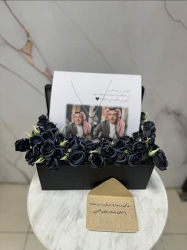 بوكس ورد أنيق مع قلادة الغزال