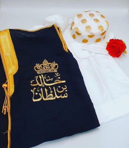 طقم ولادي ثوب سعوي دقله وشاح مع الاسم حسب الطلب