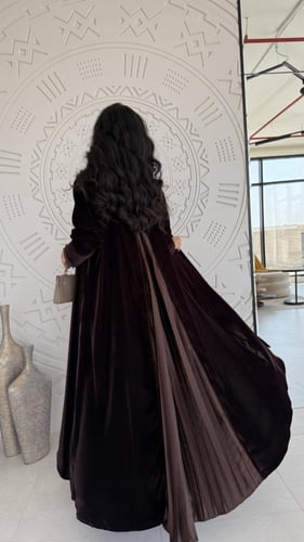 عباية شتوية مخمل بني