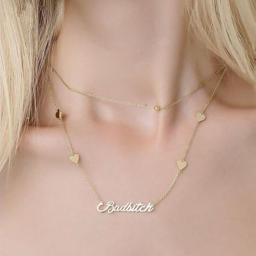 سلسال رقبة بتصميم سلسالين ممتزج بقلوب يساور عنقها...