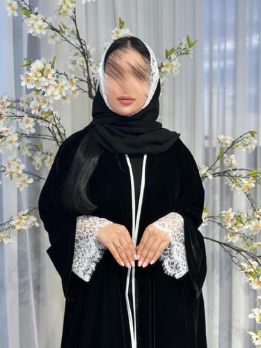 عبايه شتوية مخمل +دانتيل