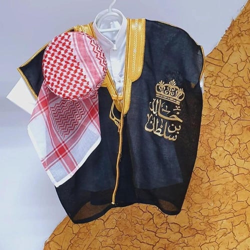 طقم ولادي ثوب سعوي دقله وشاح مع الاسم حسب الطلب