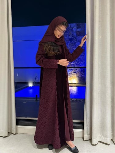 عباية مخمل كوري مع الدانتيل