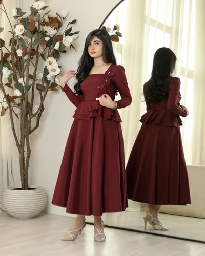 فستان بورغندي انيق بـ تفاصيل فراشات