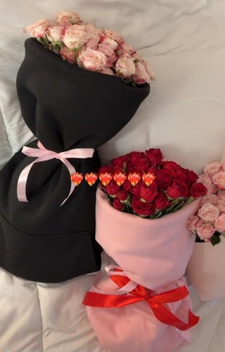 باقة ورد مع بلوفر هديه بلونين بسيطه