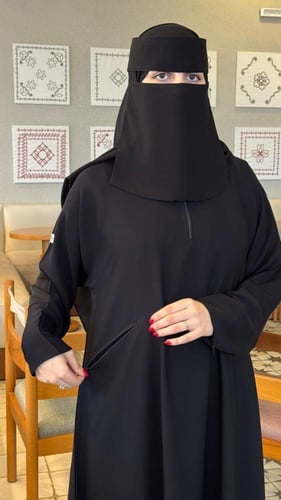 عباية سوداء ناعمة بتصميم عملي