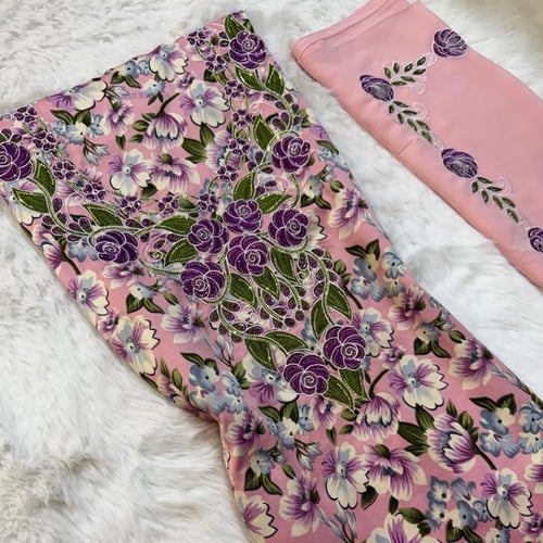 مخور حرير مطرز مع طرحة بتفاصيل كريستال فاخرة