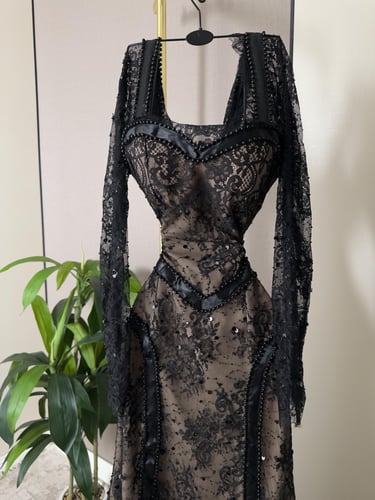 فستان سهرة دانتيل أسود فاخر بنمط فيكتوري وخصر محدد