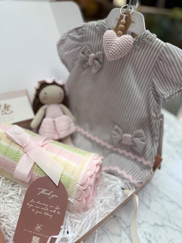 بوكس رقم #131 محتويات البوكس : - طقم فستان مع كلوت...