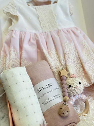 بوكس رقم #183 محتويات البوكس : - طقم فستان تول دان...