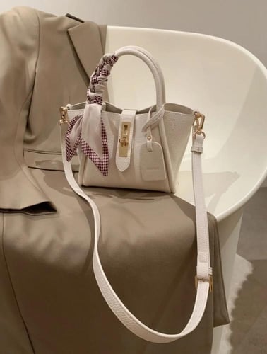 شنطة جلد أوف وايت