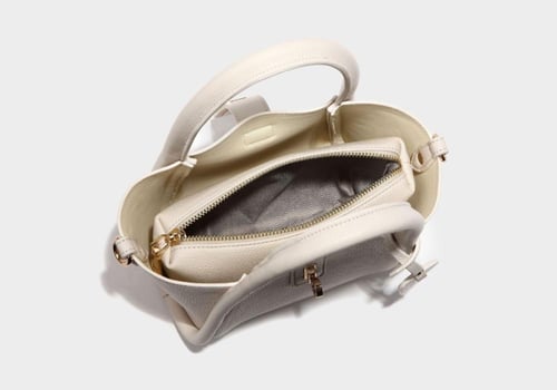 شنطة جلد أوف وايت